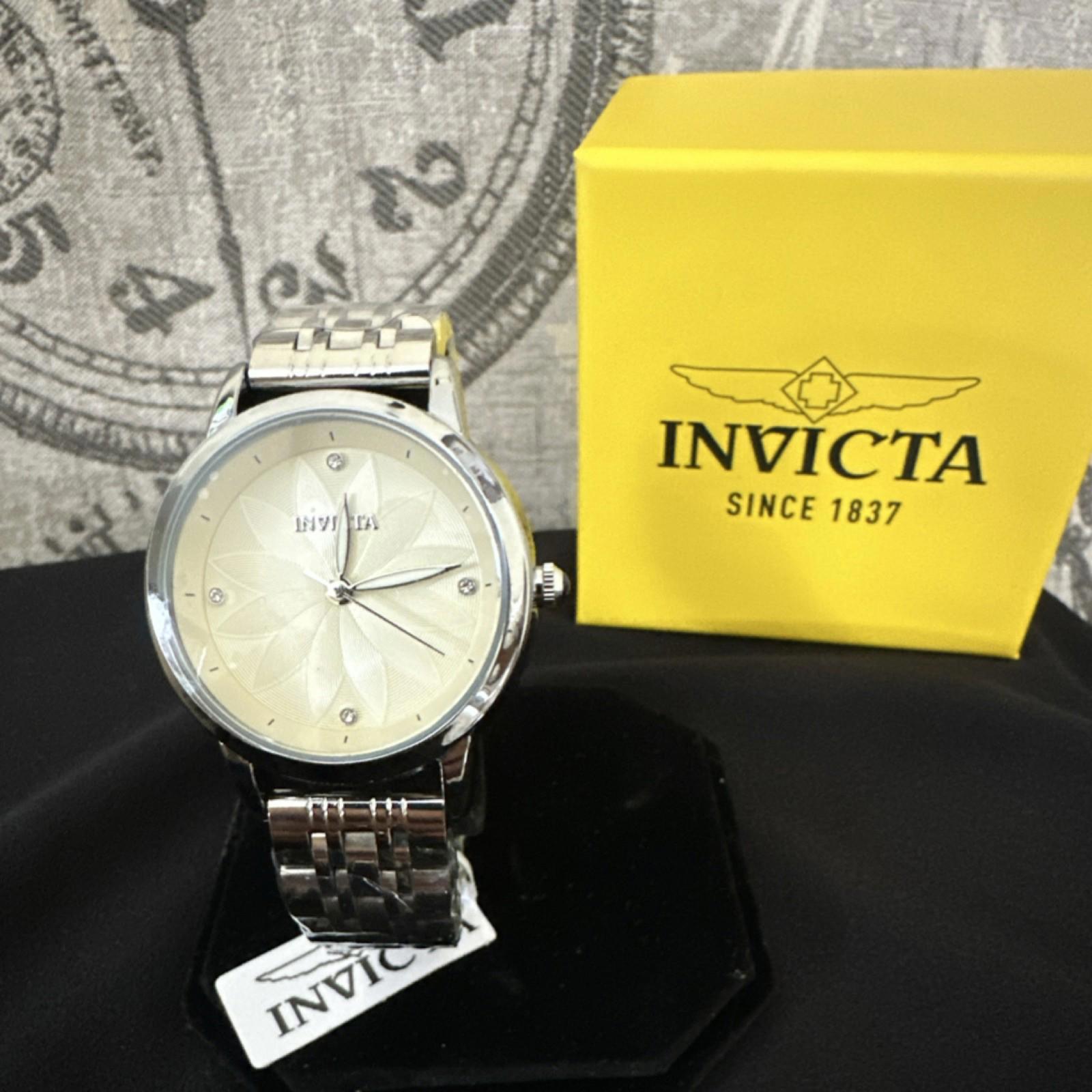 Women&acirc;s Invicta 69308 Silver Quartz Analog Wristwatch Diamond Markers  New
